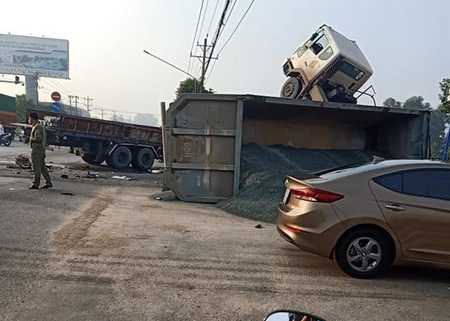 Bình Dương: Va chạm kinh hoàng khiến xe ben bốc đầu lên trời và xe tải biến dạng, 2 người mắc kẹt trong cabin - Ảnh 3. Bình Dương: Va chạm kinh hoàng khiến xe ben bốc đầu lên trời và xe tải biến dạng, 2 người mắc kẹt trong cabin - Ảnh 3.