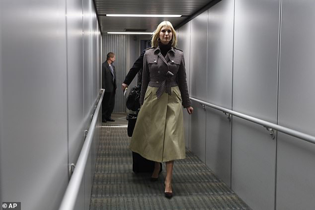 Ái nữ Tổng thống Trump diện set đồ sành điệu hơn 70 triệu đồng, quan trọng nhất là bộ đồ rất đáng để copy - Ảnh 4.