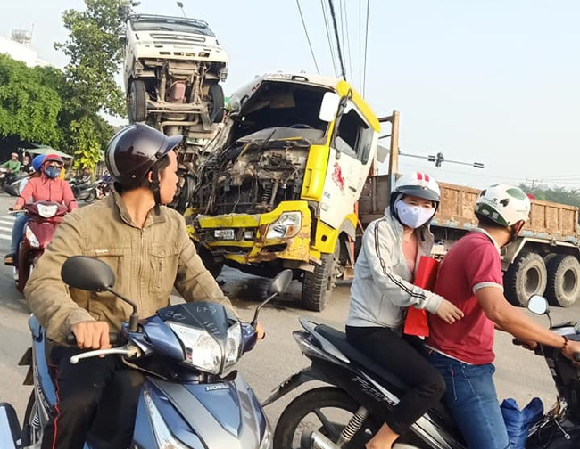 Bình Dương: Va chạm kinh hoàng khiến xe ben bốc đầu lên trời và xe tải biến dạng, 2 người mắc kẹt trong cabin - Ảnh 4. Bình Dương: Va chạm kinh hoàng khiến xe ben bốc đầu lên trời và xe tải biến dạng, 2 người mắc kẹt trong cabin - Ảnh 4.