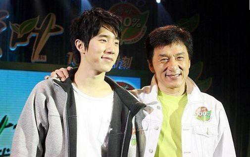 Thành Long Jackie Chan - ngôi sao gây tranh cãi, phim và đời khác xa nhau - Ảnh 8.
