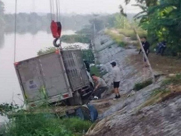 Ô tô tải mất lái đâm tử vong một thuyền chài đang… đánh cá trên sông - Ảnh 2. Ô tô tải mất lái đâm tử vong một thuyền chài đang… đánh cá trên sông - Ảnh 2.