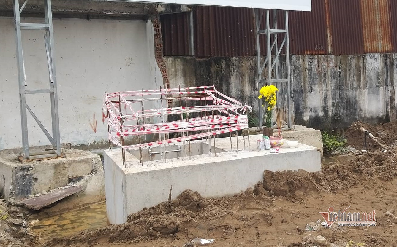 Thi thể sơ sinh bọc nilon vứt trong đống cát công trình ở Sài Gòn - Ảnh 3.