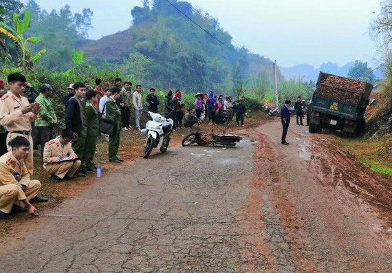 Sơn La: Xe tải gây tai nạn liên hoàn khiến 2 người thương vong - Ảnh 1.