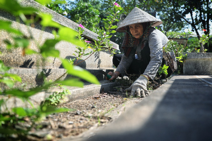 Gia đình 4 thế hệ sống giữa nghĩa trang - Ảnh 3. Gia đình 4 thế hệ sống giữa nghĩa trang - Ảnh 3.