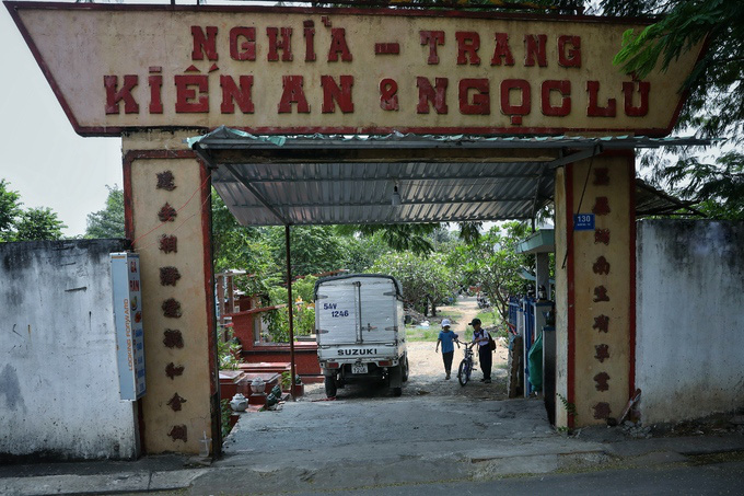 Gia đình 4 thế hệ sống giữa nghĩa trang - Ảnh 6. Gia đình 4 thế hệ sống giữa nghĩa trang - Ảnh 6.