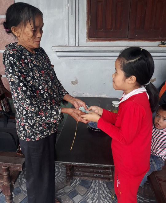 Hành động đẹp của học sinh lớp 3 ở Hà Tĩnh nhặt được tiền, vàng tìm người trả lại - Ảnh 1.