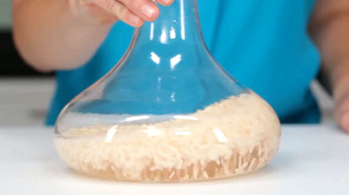 Chai lọ thủy tinh không thể thò tay vào chùi rửa, đây là cách khiến nó sạch bong mà không cần nước rửa bát - Ảnh 5.