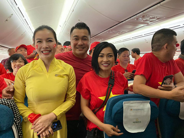 Lý Hùng, Phương Thanh bay sang Philippines cổ vũ U22 Việt Nam, mong chờ Huy chương Vàng - Ảnh 1.