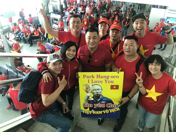 Lý Hùng, Phương Thanh bay sang Philippines cổ vũ U22 Việt Nam, mong chờ Huy chương Vàng - Ảnh 2.