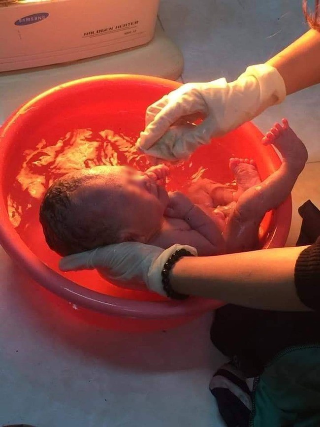 Phát hiện bé sơ sinh còn nguyên dây rốn trong thùng rác giữa thời tiết giá lạnh tại Hà Nội - Ảnh 3. Phát hiện bé sơ sinh còn nguyên dây rốn trong thùng rác giữa thời tiết giá lạnh tại Hà Nội - Ảnh 3.
