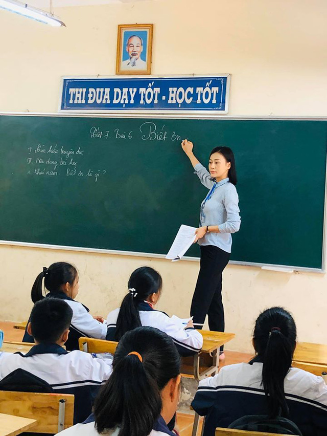 Phương Oanh Quỳnh búp bê làm cô giáo làng trong phim mới - Ảnh 3.