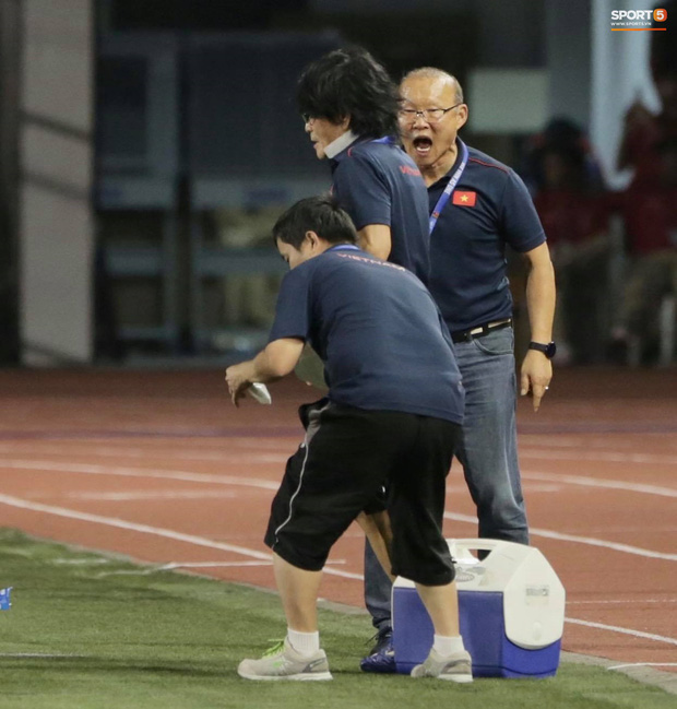 Biểu cảm đáng giá trên khuôn mặt của ông Park Hang-seo trong trận chung kết SEA Games 30 - Ảnh 11.