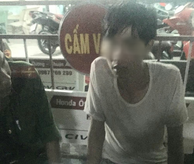 Một thanh niên nhảy sông Sài Gòn tự tử - Ảnh 2. Một thanh niên nhảy sông Sài Gòn tự tử - Ảnh 2.