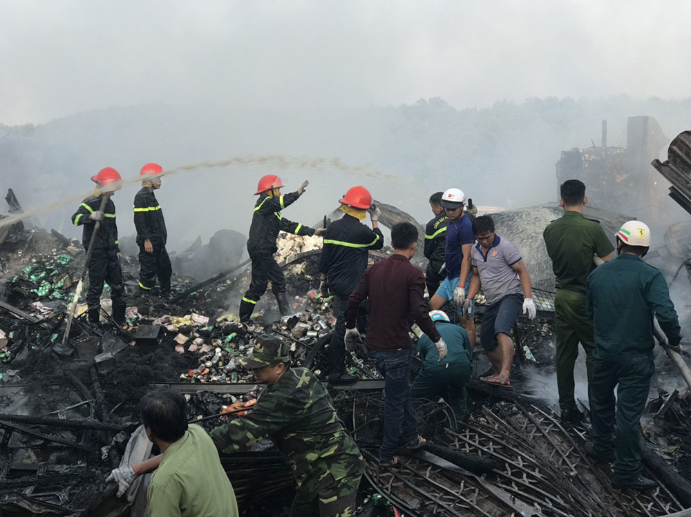 Cháy cả dãy nhà 12 căn trong chợ, bé gái 14 tuổi tử vong - Ảnh 3. Cháy cả dãy nhà 12 căn trong chợ, bé gái 14 tuổi tử vong - Ảnh 3.