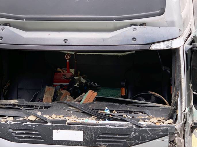 Xe container mất lái tông sập nhà dân, 2 vợ chồng bị cuốn vào gầm - Ảnh 2. Xe container mất lái tông sập nhà dân, 2 vợ chồng bị cuốn vào gầm - Ảnh 2.