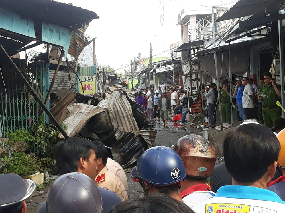 Cháy cả dãy nhà 12 căn trong chợ, bé gái 14 tuổi tử vong - Ảnh 5. Cháy cả dãy nhà 12 căn trong chợ, bé gái 14 tuổi tử vong - Ảnh 5.