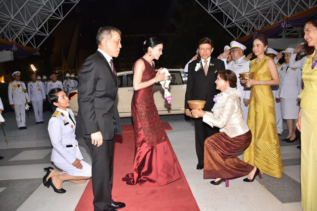 Hoàng hậu Thái Lan biến hóa liên tục sau khi Hoàng quý phi bị phế truất, khoe vẻ đẹp cá tính trong sự kiện mới nhất - Ảnh 5.