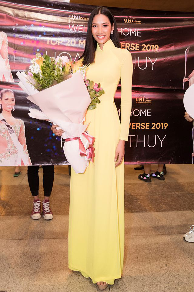  Nửa đêm Hoa hậu Khánh Vân ra sân bay đón Hoàng Thùy  - Ảnh 1.