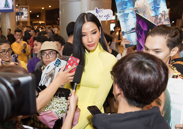  Nửa đêm Hoa hậu Khánh Vân ra sân bay đón Hoàng Thùy  - Ảnh 6.