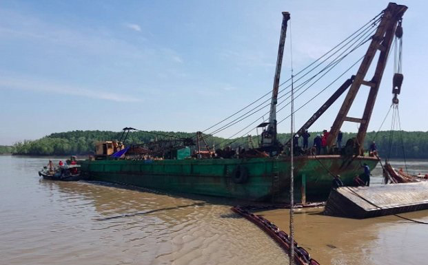 Điều tra nguyên nhân khiến 3 thợ lặn mất tích khi trục vớt tàu chở container chìm trên sông Lòng Tàu - Ảnh 2.