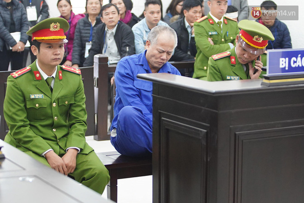 Bị cáo truy sát cả nhà em trai bình thản khai nhận tội ác, có hành động nắn bóp chân tay tại toà gây bức xúc - Ảnh 3.