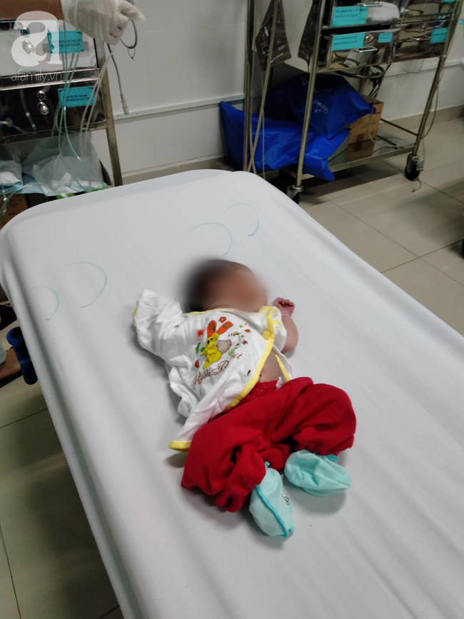 Bé gái Kon Tum nghi bị mẹ bỏ xuống hố phân sâu suy hô hấp, dạ dày còn máu và kiến cắn nhiều - Ảnh 3. Bé gái Kon Tum nghi bị mẹ bỏ xuống hố phân sâu suy hô hấp, dạ dày còn máu và kiến cắn nhiều - Ảnh 3.