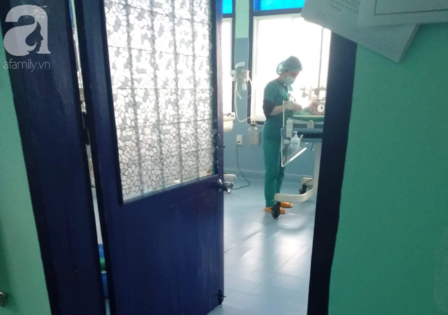 Bé gái Kon Tum nghi bị mẹ bỏ xuống hố phân sâu suy hô hấp, dạ dày còn máu và kiến cắn nhiều - Ảnh 5. Bé gái Kon Tum nghi bị mẹ bỏ xuống hố phân sâu suy hô hấp, dạ dày còn máu và kiến cắn nhiều - Ảnh 5.