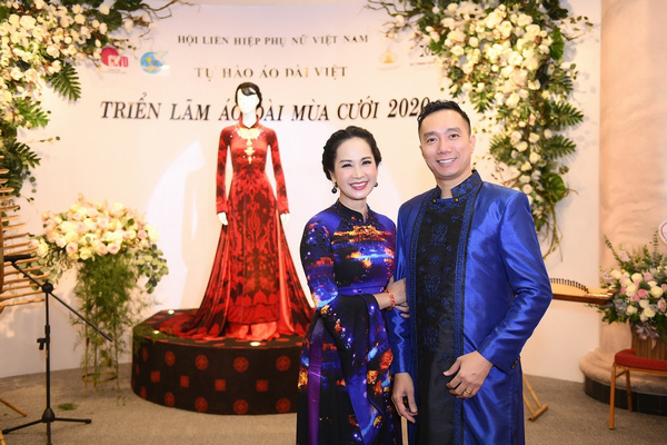 Mẹ chồng màn ảnh Lan Hương hội ngộ NSND Trần Nhượng tại triển lãm áo dài Việt - Ảnh 3.