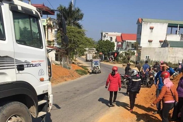 Thanh niên lái xe máy tông trực diện xe tải, tử vong ở Sơn La - Ảnh 1.