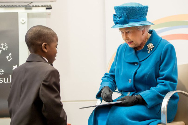 Nữ hoàng Anh tuyển trợ lý giúp ‘sống ảo’ trên mạng xã hội, chăm sóc các fanpage Hoàng gia, mức lương lên đến 1,5 tỷ - Ảnh 2.