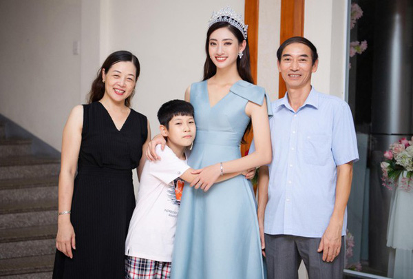 Lương Thùy Linh: Chuyện cô Hoa hậu có mẹ làm giám đốc kho bạc và hành trình đến Top 12 Miss World 2019 - Ảnh 1.