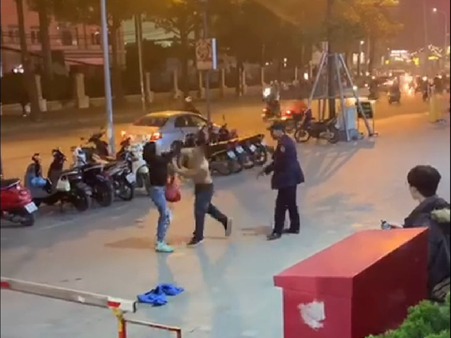 Hà Nội: Phẫn nộ nam nhân viên bảo vệ vừa đấm vào mặt vừa chửi người phụ nữ chỉ vì việc để xe - Ảnh 1. Hà Nội: Phẫn nộ nam nhân viên bảo vệ vừa đấm vào mặt vừa chửi người phụ nữ chỉ vì việc để xe - Ảnh 1.
