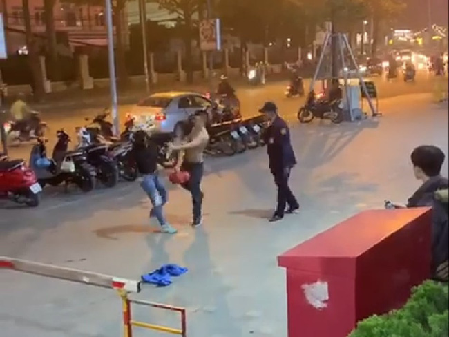 Hà Nội: Phẫn nộ nam nhân viên bảo vệ vừa đấm vào mặt vừa chửi người phụ nữ chỉ vì việc để xe - Ảnh 2. Hà Nội: Phẫn nộ nam nhân viên bảo vệ vừa đấm vào mặt vừa chửi người phụ nữ chỉ vì việc để xe - Ảnh 2.