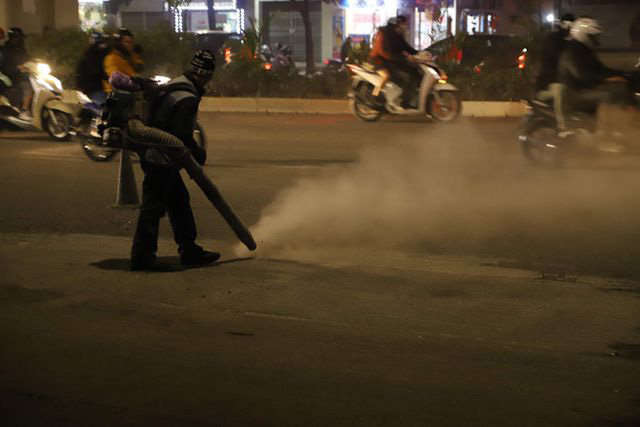 Công nhân thi công đường Nguyễn Trãi thản nhiên thổi bụi vào người tham gia giao thông  - Ảnh 6.