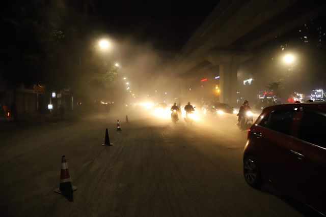  Công nhân thi công đường Nguyễn Trãi thản nhiên thổi bụi vào người tham gia giao thông  - Ảnh 8.