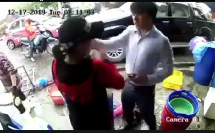 Tát tới tấp nữ tiểu thương hải sản vì tội chửi mẹ mình, người đàn ông phân trần - Ảnh 1. Tát tới tấp nữ tiểu thương hải sản vì tội chửi mẹ mình, người đàn ông phân trần - Ảnh 1.