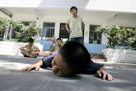 Con trai bị bạn học trêu đến mức muốn tự tử, mẹ trẻ ở Hà Nội đến tận trường xử lý, cái kết khiến ai cũng vỗ tay thán phục - Ảnh 4.