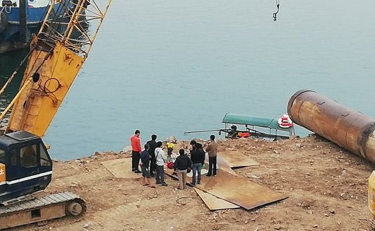 Sập trụ cầu đang xây, 4 công nhân bị hất văng xuống sông Đà - Ảnh 1.