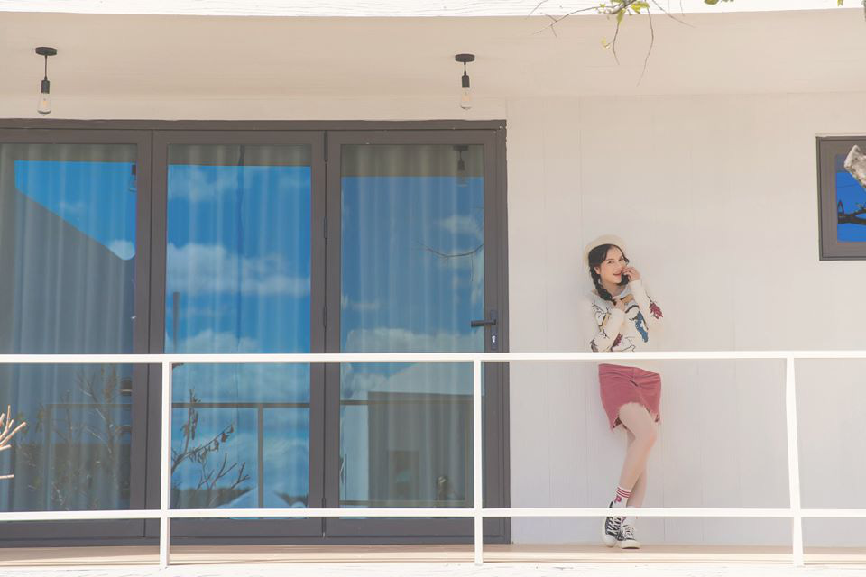 Lý Nhã Kỳ xì-tin bên resort phong cách châu Âu ở Đà Lạt - Ảnh 5. Lý Nhã Kỳ xì-tin bên resort phong cách châu Âu ở Đà Lạt - Ảnh 5.