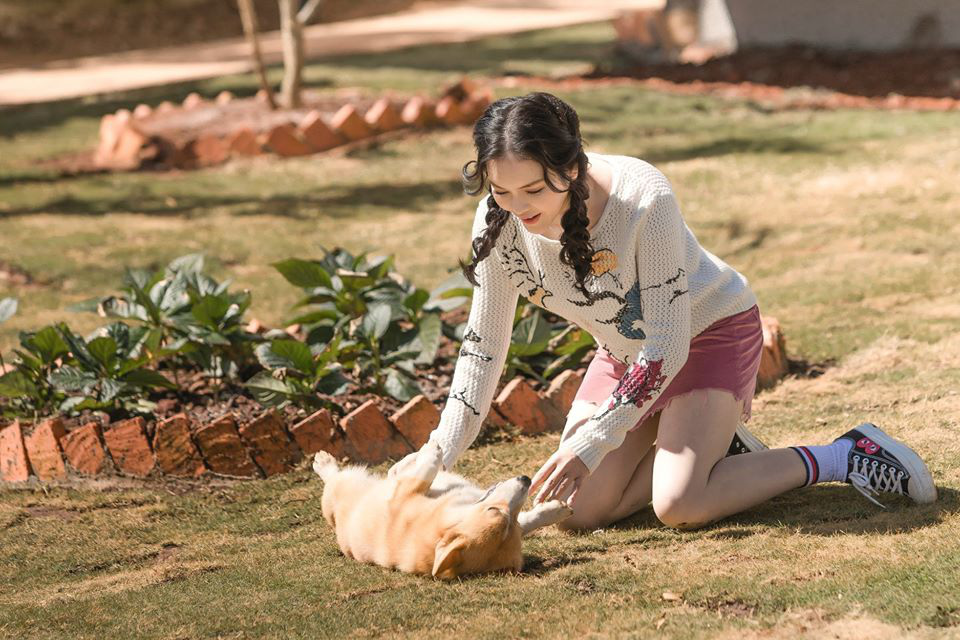 Lý Nhã Kỳ xì-tin bên resort phong cách châu Âu ở Đà Lạt - Ảnh 4. Lý Nhã Kỳ xì-tin bên resort phong cách châu Âu ở Đà Lạt - Ảnh 4.