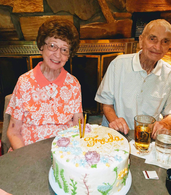 Cặp vợ chồng chung sống 70 năm, chết cách nhau vài phút - Ảnh 1.