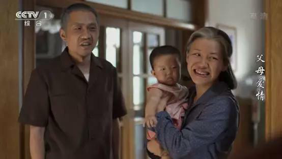 Ông bà nuôi cháu như con mọn ở tuổi gần đất xa trời  - Ảnh 2.
