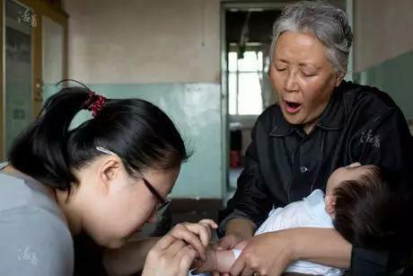Ông bà nuôi cháu như con mọn ở tuổi gần đất xa trời  - Ảnh 4.