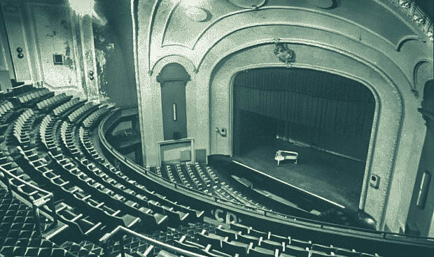 Diễn tập trong nhà hát cổ, nghệ sĩ piano phát hiện chi tiết đáng sợ trong bức ảnh chụp trước khi khám phá ra loạt lời đồn về nơi này - Ảnh 4.
