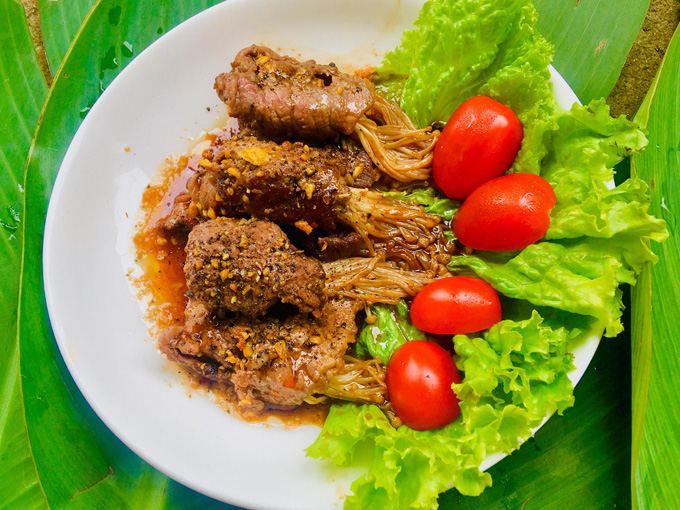 B&ograve; cuộn nấm kim ch&acirc;m sốt x&igrave; dầu - Ảnh 1.