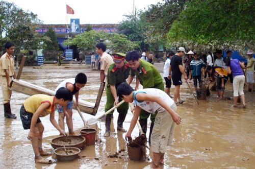 Hướng dẫn xử lý nước và vệ sinh môi trường trong mùa bão lụt - Ảnh 3.