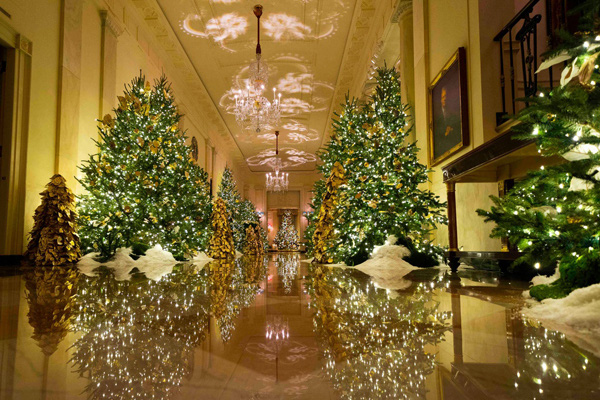 Nhà Trắng dưới tay trang trí của Đệ nhất Phu nhân Mỹ trở nên hoành tráng và lộng lẫy đón Giáng sinh - Ảnh 2.