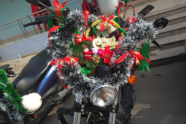 Ông già Noel cưỡi xe mô tô phân khối lớn đi tặng quà cho các bệnh nhi Viện K Tân Triều - Ảnh 3.