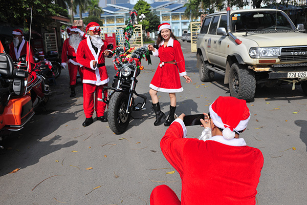 Ông già Noel cưỡi xe mô tô phân khối lớn đi tặng quà cho các bệnh nhi Viện K Tân Triều - Ảnh 5.