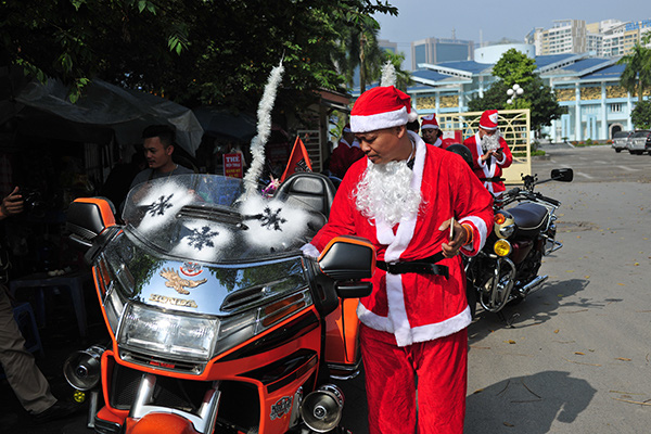 Ông già Noel cưỡi xe mô tô phân khối lớn đi tặng quà cho các bệnh nhi Viện K Tân Triều - Ảnh 1.